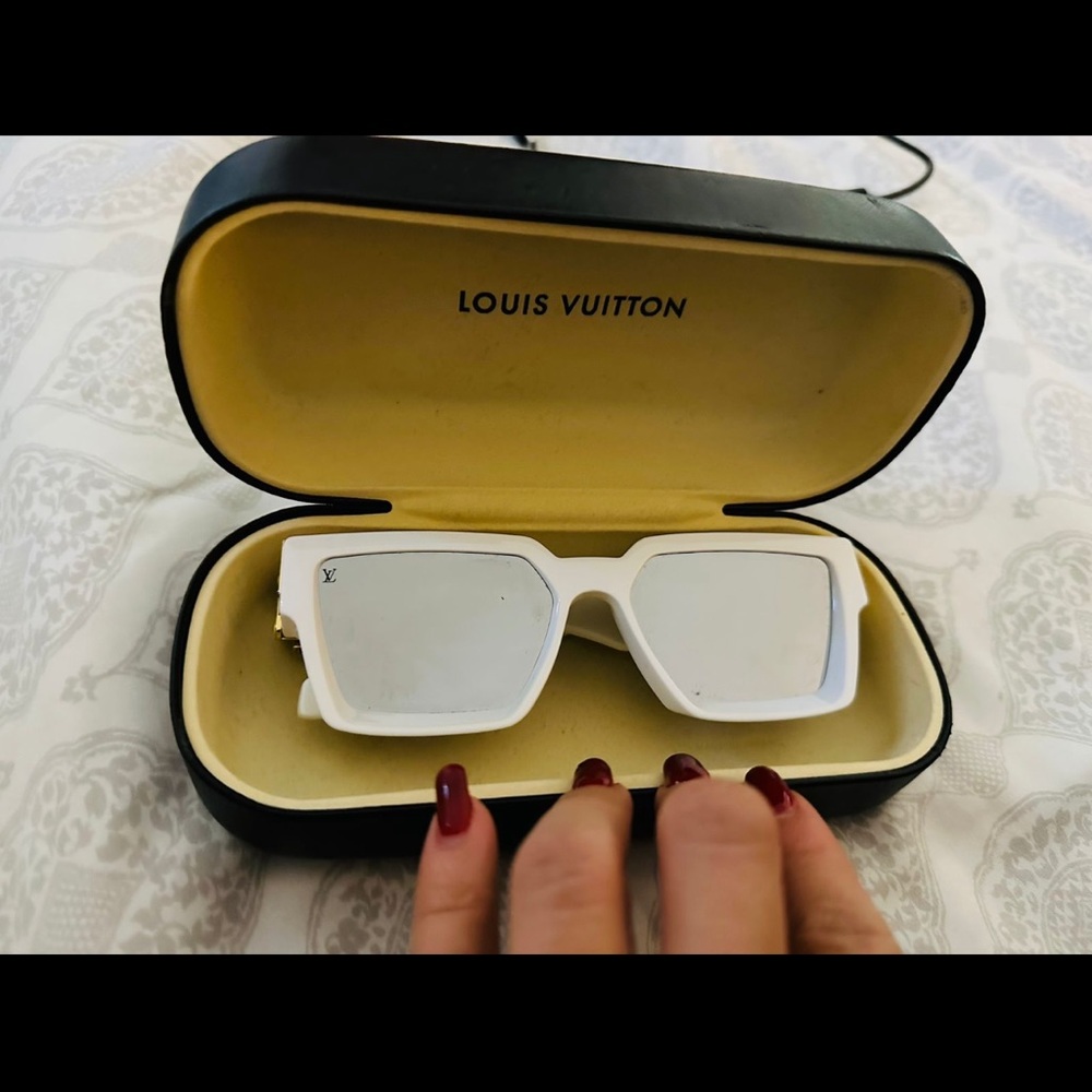 Louis V Sunglasses - Picture 4 of 4